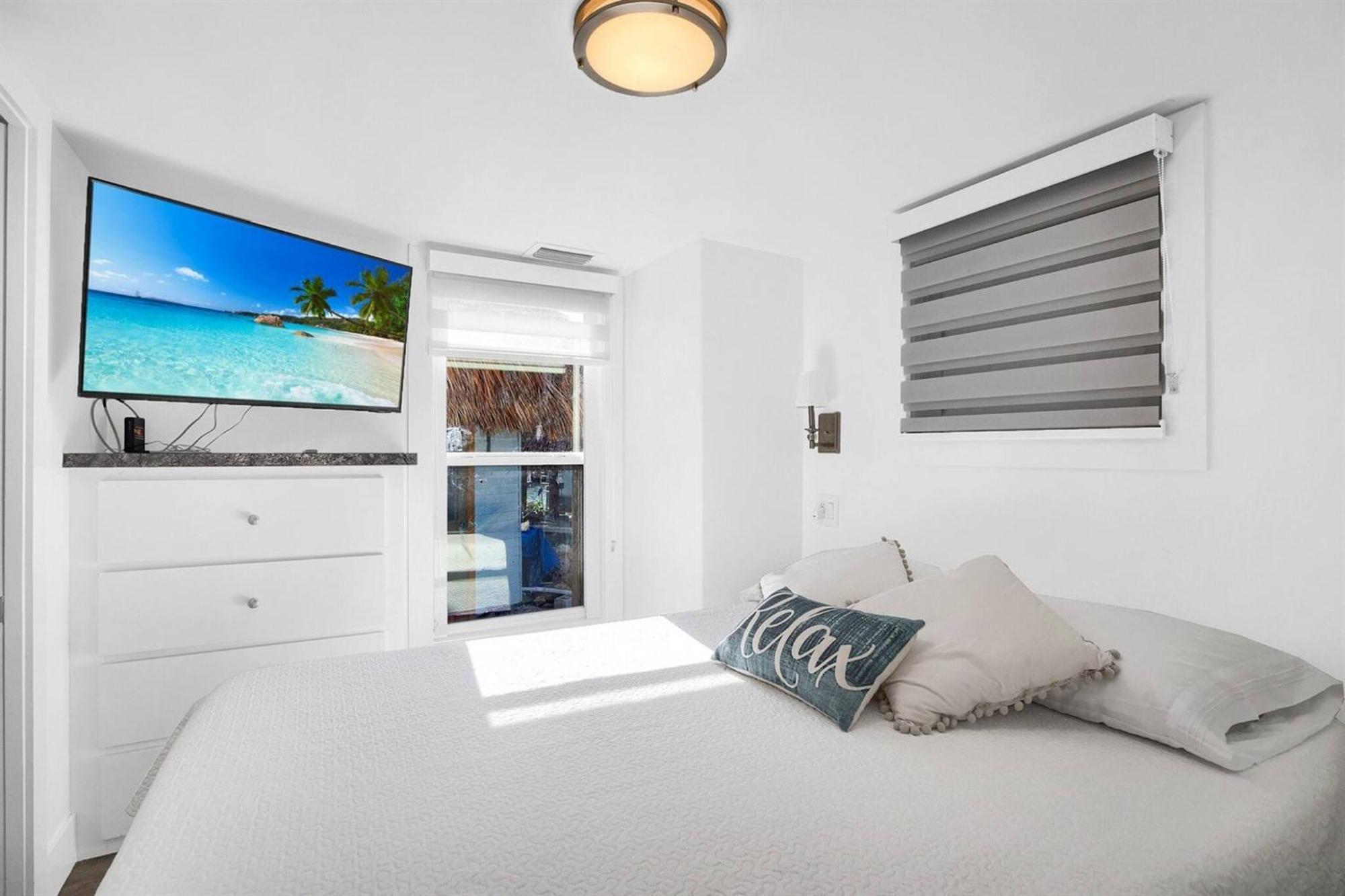 Tiny Home On Waterfront, Bay Views, Deck, Pool Jewfish ห้อง รูปภาพ